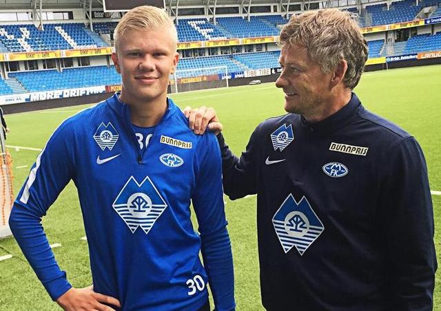 天空：曼联1月不会积极出售齐尔克泽，最近他发挥了一些作用（天空体育：曼联今冬不主动出售齐尔克泽，近期表现已有所贡献）