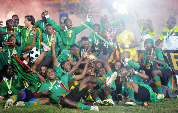 超越老穆勒！凯恩成为德甲历史上最快达成十次帽子戏法的球员（凯恩超越盖德·穆勒，创德甲最快达成10次帽子戏法纪录）