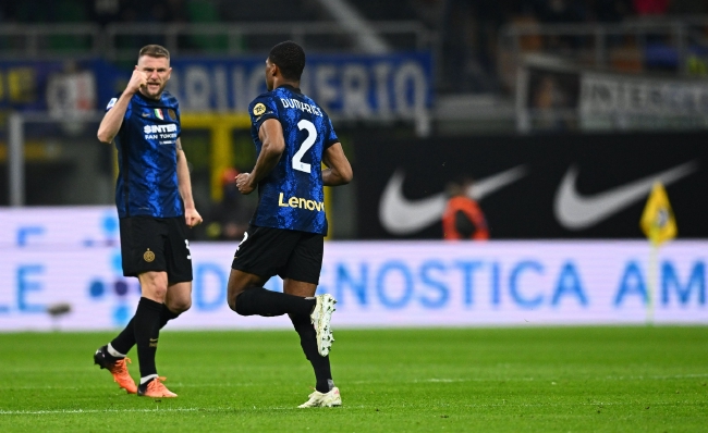 湖人浓眉哥篮下统治球队获胜（浓眉内线碾压助湖人告捷）