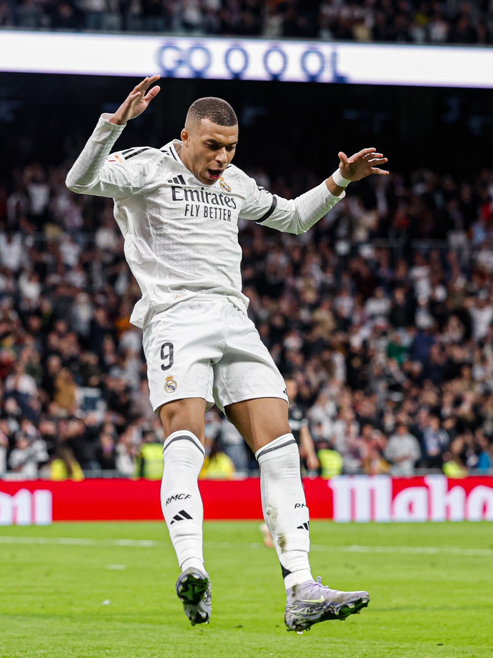 巴恩斯准三双难救主，布朗30+8+5白帝6记三分，绿军力克猛龙5连胜（巴恩斯准三双难挽败局，布朗30+8+5携白帝6记三分，绿军击退猛龙豪取五连胜）