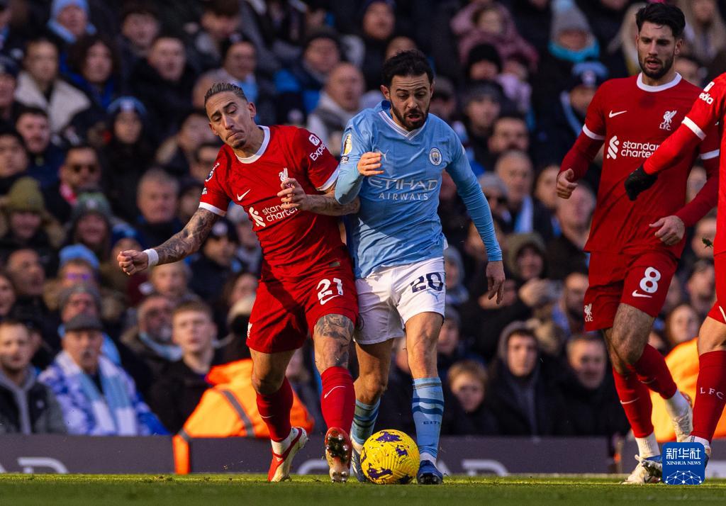 基米希穿充气南瓜装庆祝万圣节，德国队友劳姆赞其为“超模”（基米希穿充气南瓜服庆祝万圣节，德国队友劳姆直呼像超模）